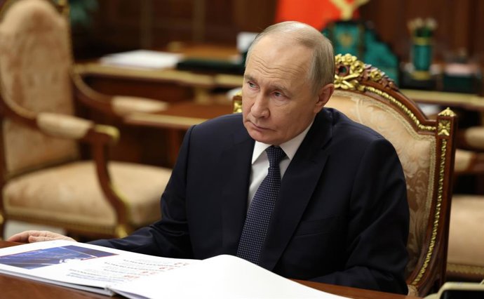 15 de dezembro de 2025, Moscou, Oblast de Moscou, Rússia: O presidente russo Vladimir Putin, à direita, ouve o secretário do Conselho Geral da Rússia Unida, Vladimir Yakushev, à esquerda, apresentar seu relatório durante uma reunião presencial no Kremlin,