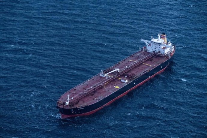 Archivo - Arquivo - Arquivado - 10 de janeiro de 2025, Mecklenburg-Vorpommern, ---: Vista do navio petroleiro "Eventin" na costa da ilha de Ruegen. Os 27 estados-membros da União Europeia concordaram com um 18º pacote de sanções contra a Rússia por invadi