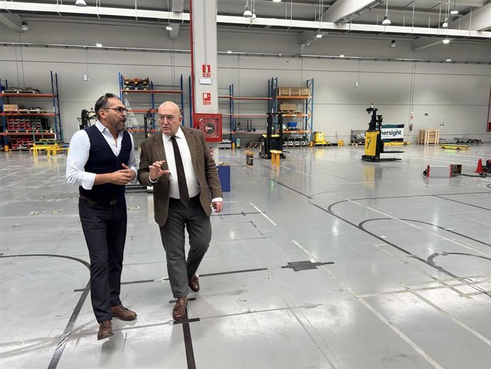 El CEO de Synersight, Tony Martínez, y el alcalde de Valladolid, Jesús Julio Carnero, en la zona de pruebas de vehículos autónomos y robots móviles de la nava de la empresa en el polígono de San Cristóbal.