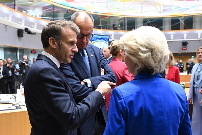 Archivo - Arxiu - La presidenta de la Comissió Europea, Ursula von der Leyen, el president francés, Emmanuel Macron, i el canceller alemany, Friedrich Merz, en una cimera europea a Brussel·les.