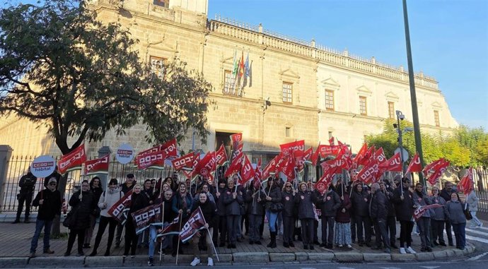 Movilización de CCOO a las puertas del Parlamento andaluz para exigir que se cumplan las condiciones laborales del convenio de limpieza.