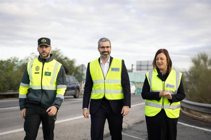 De izquierda a derecha: el comandante de la Guardia Civil Francisco Javier Utrabo; el delegado del Gobierno, Francisco Lucas, y la jefa provincial de Tráfico, Virginia Jerez