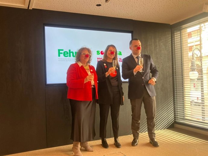 El presidente y la vicepresidenta de la FEHM, Javier Vich y María José Aguiló, y la vicepresidenta de Sonrisa Médica, Inés Rotger.