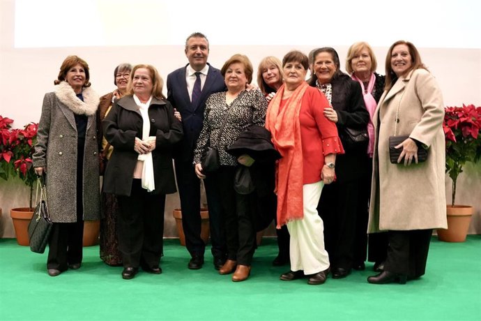 El presidente de la Diputación de Sevilla, Javier Fernández, posa con los homenajeados, en el acto celebrado en Fibes.