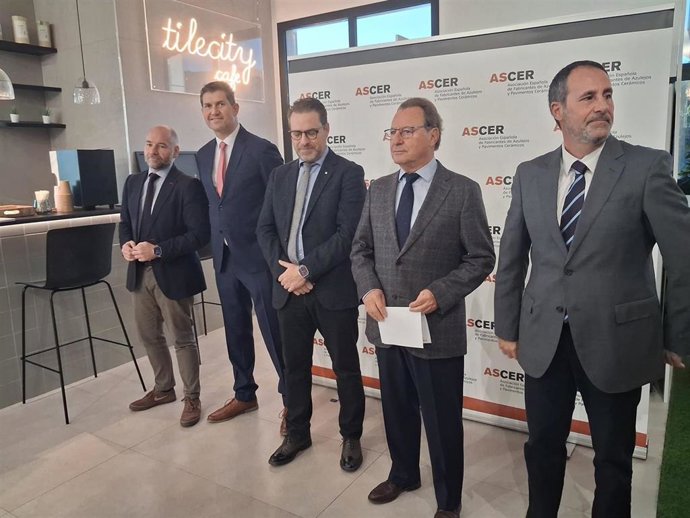 Responsables de Ascer durante el balance del sector  cerámico en 2025