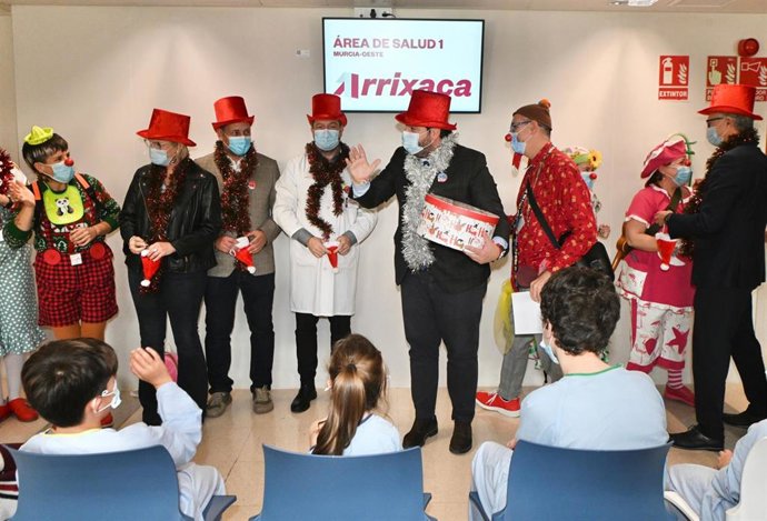 El presidente del Gobierno regional, Fernando López Miras, participa en la tradicional fiesta de Navidad organizada para los niños que están ingresados en el Hospital Materno-Infantil Virgen de la Arrixaca de Murci