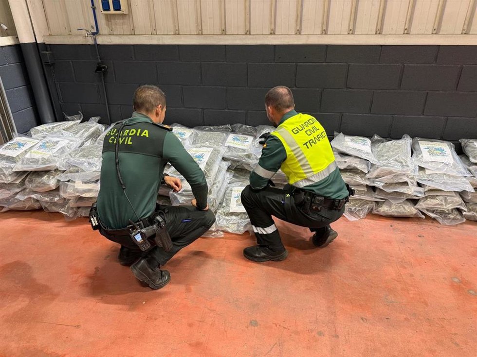 Imagen de los agentes con la marihuana intervenida en el camión