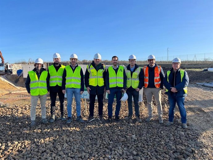 El delegado de Agricultura, Agua, Pesca y Desarrollo Rural de la Junta, Francisco Acosta (cuarto por la izda.), visita la las obras de la EDAR de San Sebastián de los Ballesteros.