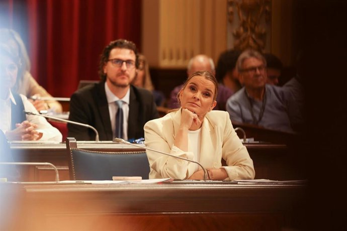 Archivo - La presidenta del Govern balear, Marga Prohens, durante un pleno en el Parlament balear