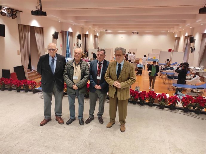 El presidente de la Diputación de Córdoba, Salvador Fuentes (dcha.), visita la Gran Maratón de Donación de Sangre en el Palacio de la Merced.