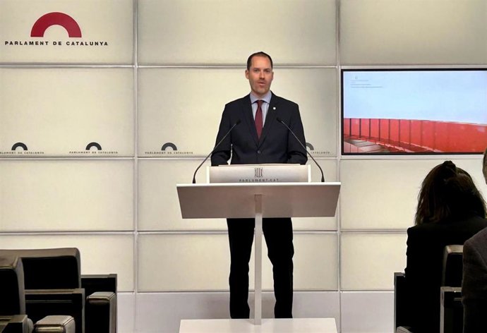 El portavoz del PP en el Parlament, Juan Fernández, en una rueda de prensa