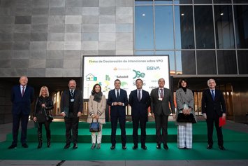 Foto de familia tras el acuerdo con seis entidades financieras para el programa de Diputación de financiación de vivienda pública.
