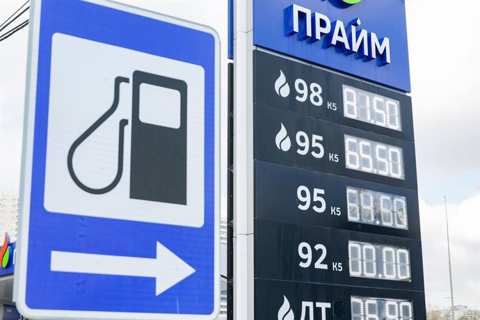 Archivo - RÚSSIA, NOVOSIBIRSK - 8 de outubro de 2025: Um mostrador de preços em um posto de abastecimento Prime. A rede de varejo de combustível Prime, que opera 28 postos na região de Novosibirsk, anunciou a suspensão das vendas da gasolina AI-92. Esse c