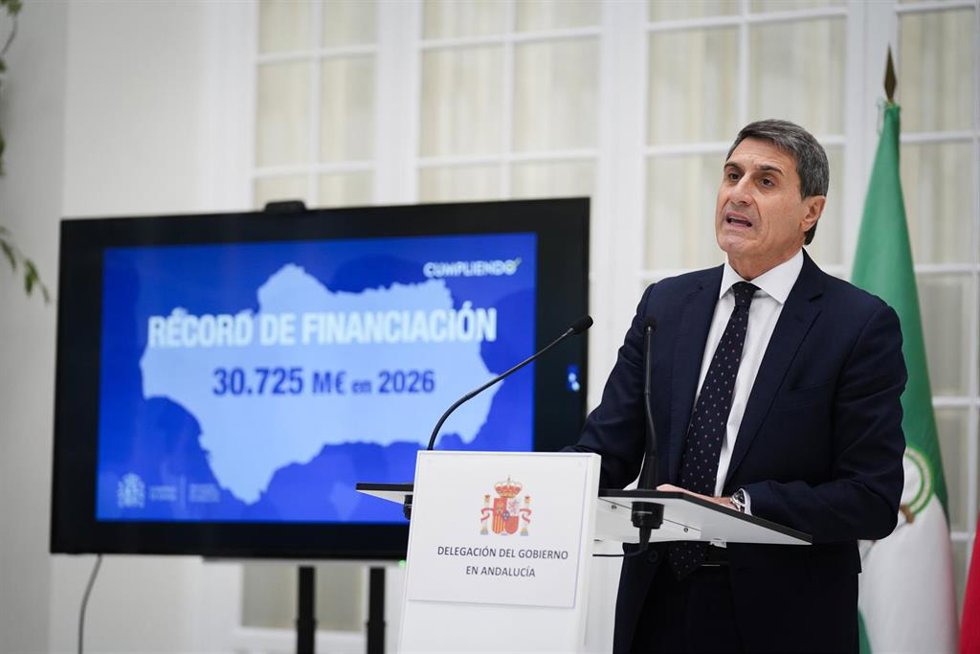 El delegado del Gobierno de España en Andalucía, Pedro Fernández, presenta ante los medios de comunicación el informe Cumpliendo de la acción del Gobierno de España en Andalucía. A 18 de diciembre de 2025 en Sevilla (Andalucía, España). 