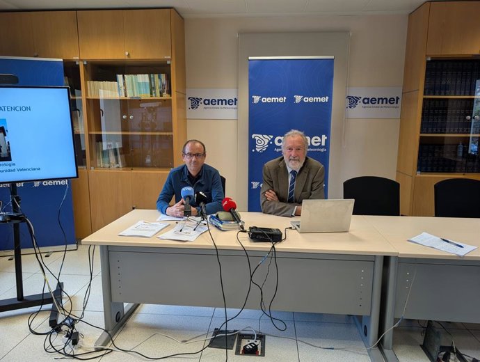 El delegat d'Aemet a la Comunitat Valenciana, Jorge Tamayo, i el cap de climatologia de la delegació, José Ángel Núñez, en la roda de premsa de resum climàtic de la tardor, l'avanç del resum anual 2025 i la predicció estacional per a l'hivern