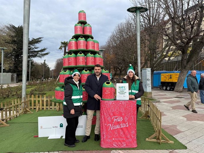 El concejal del Servicio de Limpieza del Ayuntamiento de León, Jon Fernández, ha visitado este miércoles el árbol navideño de cuatro metros de altura formado por 100 miniglús en el paseo de la Condesa.
