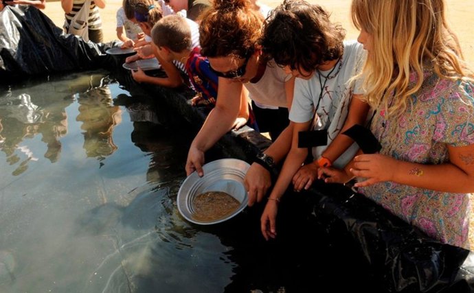 Niños realizando actividades en uno de los centros de interpretación de la provincia de Cáceres