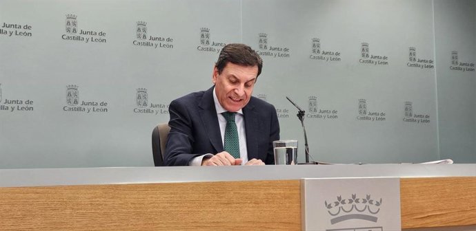 El portavoz de la Junta y consejero de Economía y Hacienda, Carlos Fernández Carriedo, en la rueda de prensa posterior al Consejo de Gobierno