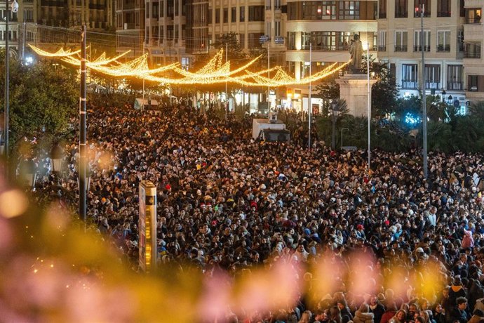 Cientos de personas asisten al acto del encendido de la iluminación de Navidad, a 21 de noviembre de 2025, en València