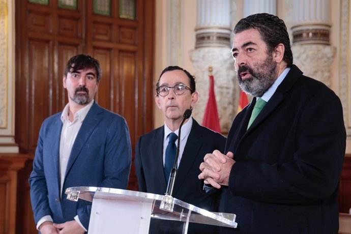El concejal de Tráfico y Movilidad del Ayuntamiento de Valladolid, Alberto Gutiérrez, junto a Jorge Valentín-Gamazo y Noé Abejón, en la presentación del estudio.