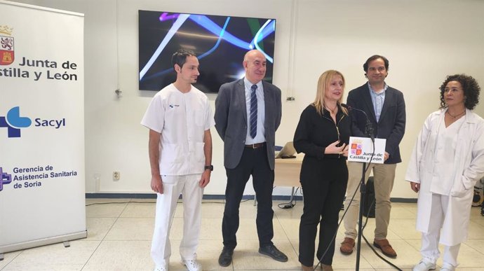 De dcha a izda, Montero, De Gregorio, Vicente y uno de los fisioterapeutas en la presentación de la Unidad del Dolor Crónico