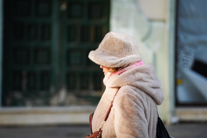 Imagen de transeúntes protegiéndose del frío a pocos días de la entrada oficial del invierno.