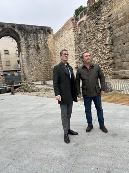 El primer teniente de alcalde del Ayuntamiento de Talavera de la Reina, David Moreno, junto con el concejal de Patrimonio, Enrique Etayo.