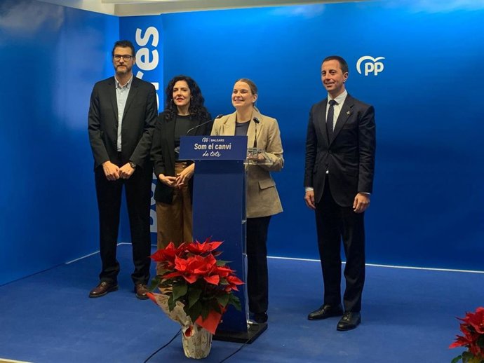 La presidenta del Govern y del PP Baleares, Marga Prohens, en la copa de Navidad del PP con los medios de comunicación