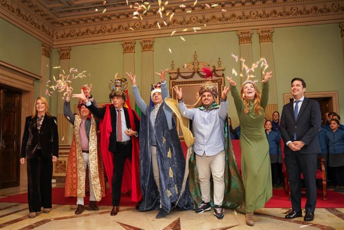 Coronación de los Reyes Magos, la Estrella de la Ilusión y el Heraldo Real.