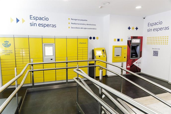 Archivo - Interior de una oficina de Correos en una imagen de archivo 