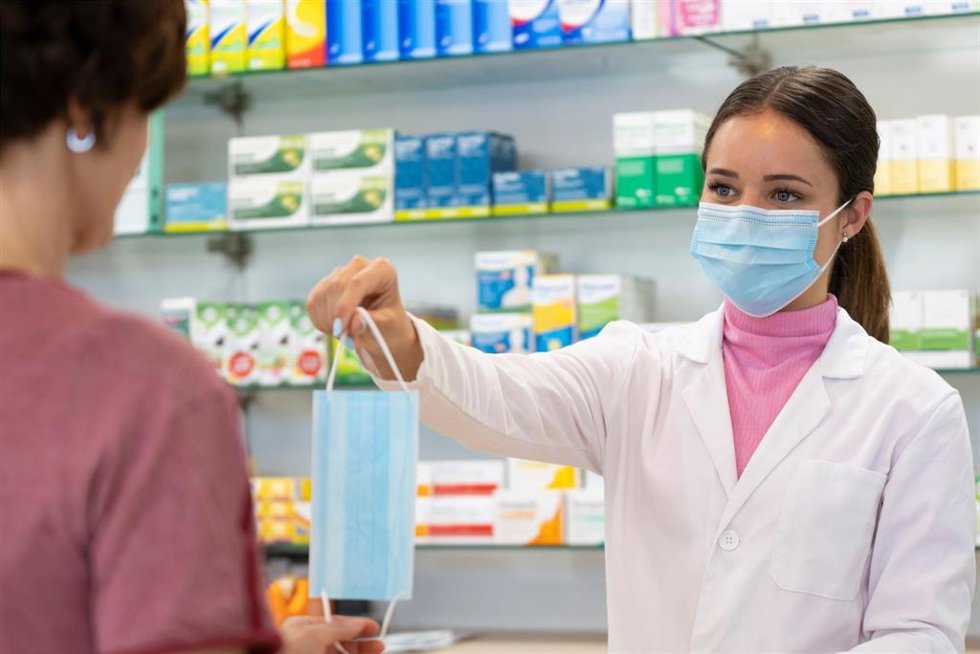Una farmacia vendiendo mascarillas.