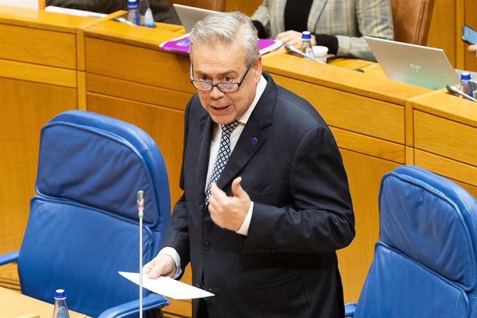O conselleiro de Sanidade, Antonio Gómez Caamaño, responde a unha pregunta no Parlamento de Galicia.