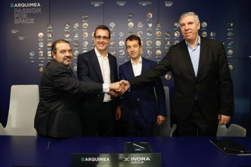 Manuel Martín Flórez, director general de Defensa de ARQUIMEA; Diego Fernández Infante, presidente de ARQUIMEA; Ángel Escribano, presidente ejecutivo de Indra Group; y José Vicente de los Mozos, consejero delegado de Indra Group.