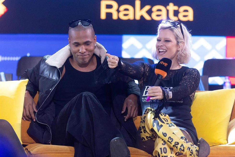 Los cantantes Dora y Marlon Collins presentan la canción 'Rakatá', durante el programa en el que se muestran las canciones seleccionadas para participar en el Benidorm Fest 2026, a 18 de diciembre de 2025, en Madrid (España). El Bendiorm Fest 2026 segui