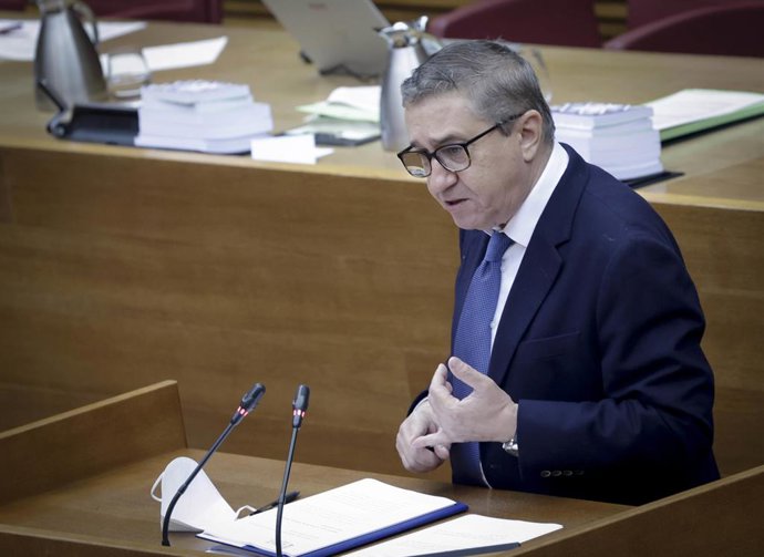 El conseller d'Economia, Hisenda i Administració Pública, José Antonio Rovira, compareix en   Les Corts