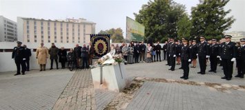 Acto de homenaje por las dos policías locales asesinadas en acto de servicio en Córdoba, María de los Ángeles García y María Soledad Muñoz, tratando de atrapar a quienes acababan de atracar el Banco Santander en la Plaza de las Tendillas, en 1996.