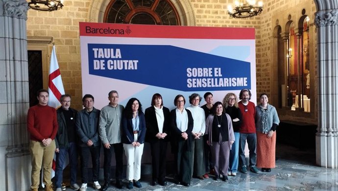 Foto familiar con el gobierno municipal, entidades, expertos y sindicatos.