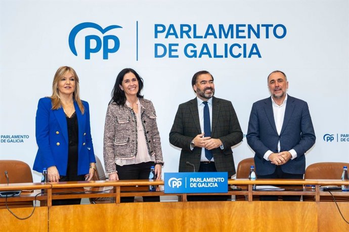 Los viceportavoces Cristina Sanz, Paula Prado y Julio García Comesaña, y el portavoz parlamentario del PPdeG, Alberto Pazos, en rueda de prensa