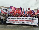 Foto: Trabajadores de discapacidad, menores e infantil denuncian frente a la Xunta una situación laboral "aberrante"