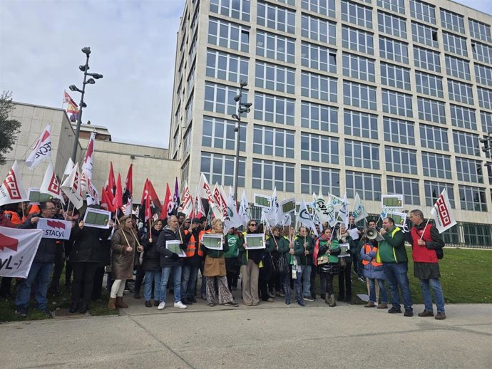 Personal de la Dirección de Educación de Valladolid protesta contra la "insostible" falta de administrativos.