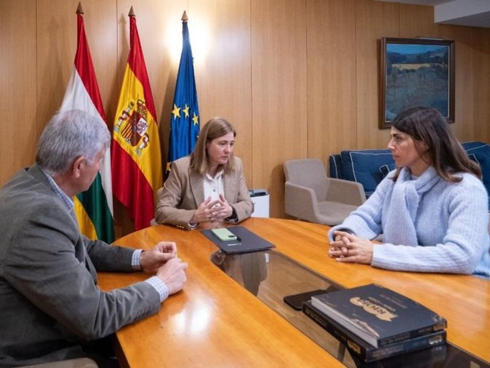 Encuentro de trabajo entre  la consejera de Agricultura, Ganadería, Mundo Rural y Medio Ambiente, Noemí Manzanos, con la presidenta de la Federación Riojana de Caza, Carla Anguiano