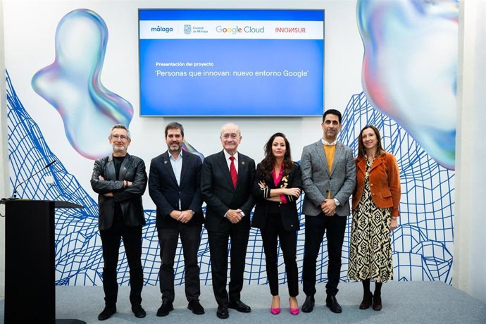 El alcalde de Málaga, Francisco de la Torre, junto a la concejala delegada de Innovación, Alicia Izquierdo, y al responsable de sector público Iberia de Google Cloud, Héctor Martín Sáinz, y el CEO de Innovasur, Juan José Prieto Verdejo.