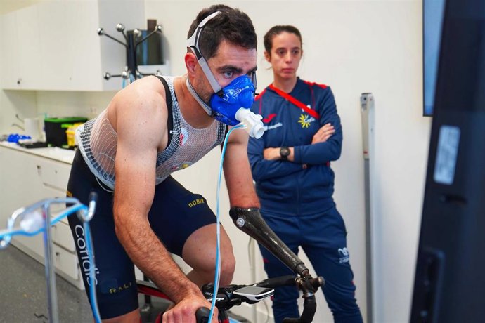 El ciclista español Alfonso Cabello realizando las pruebas.