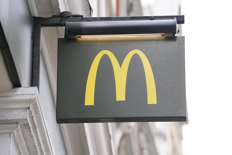 Archivo - 14 March 2025, United Kingdom, London: Undated file photo of signage for a branch of McDonald's. Owners of McDonald's franchises in the UK have been told they could face legal action if they fail to take steps to protect workers from sexual ab