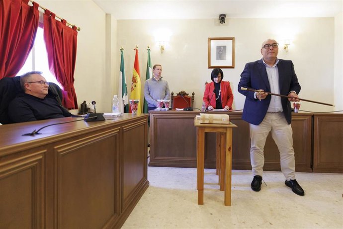 Investidura de Iván Fernández, de IU, como alcalde de Pinos Puente (Granada) en el pleno extraordinario de debate de la moción de censura al ya exregidor, Enrique Medina, del PSOE, a la izquierda en la imagen