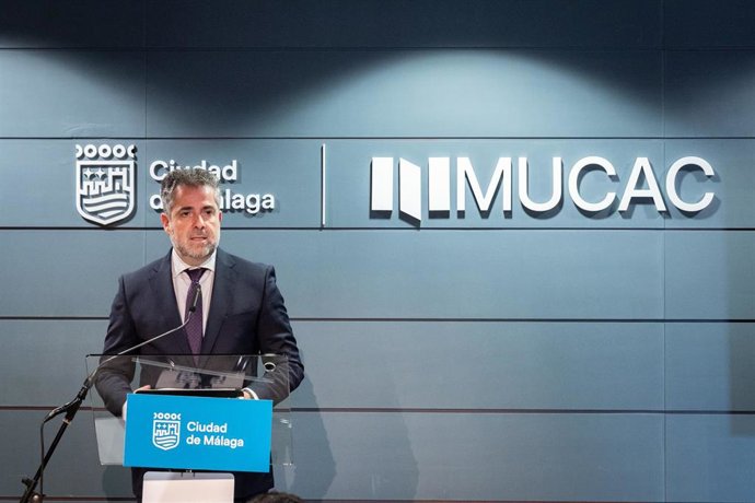 El concejal delegado del distrito, Carlos Conde,  en rueda de prensa