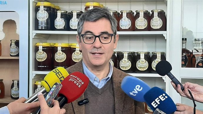 El ministro de la Presidencia, Justicia y Relaciones con las Cortes, Félix Bolaños, en declaraciones a los medios en Fuenlabrada de los Montes (Badajoz)