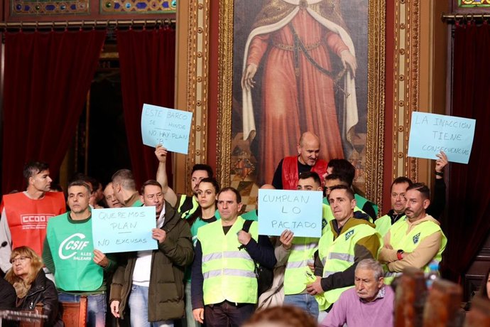 Sindicatos de la Policía Local de Palma protestan en el pleno por el retraso del plan de ordenación