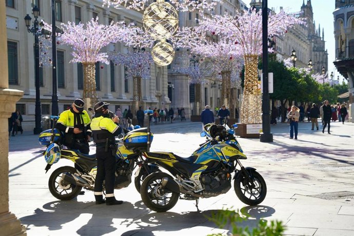 Agentes de la Policía Local en la Avenida de la Constitución de Sevilla.