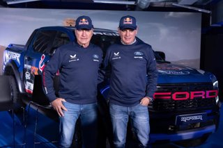 El piloto español Carlos Sainz (Ford) junto a su copiloto, Lucas Cruz, posan frente a su coche del Rally Dakar.